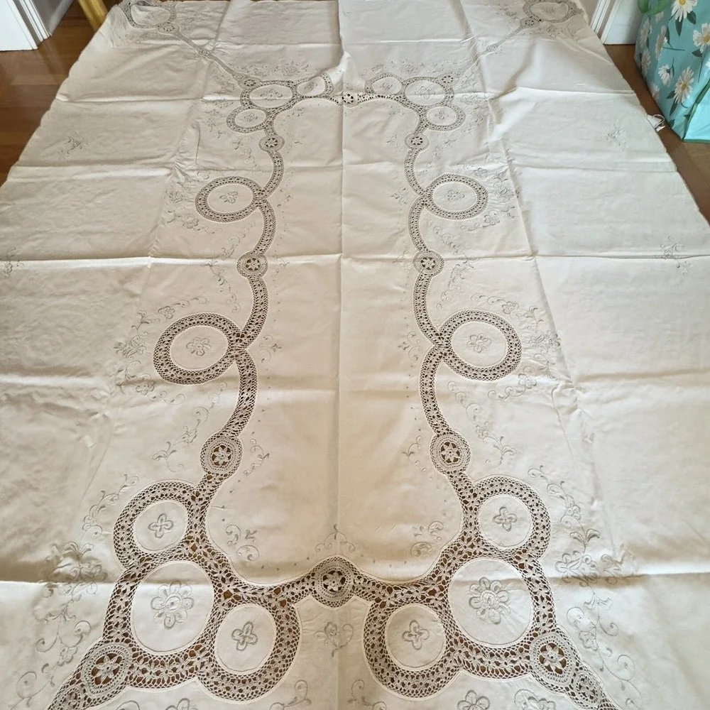 Vintage‎ Madeira Linen Tablecloth 66x98 w/ 32